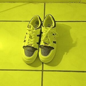 I'm selling a G los Angeles sneakers